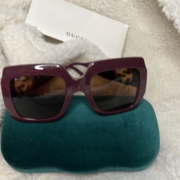 Authentic New Gucci sunglasses very gift able - Picture 9 of 10